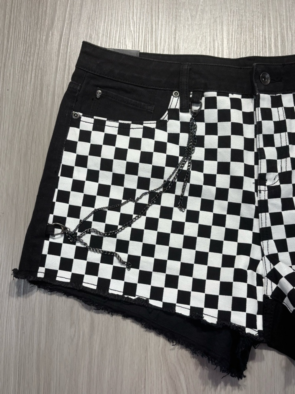 Blackheart Black & Checkered Chain Shorts Size 15 - Picture 6 of 10
